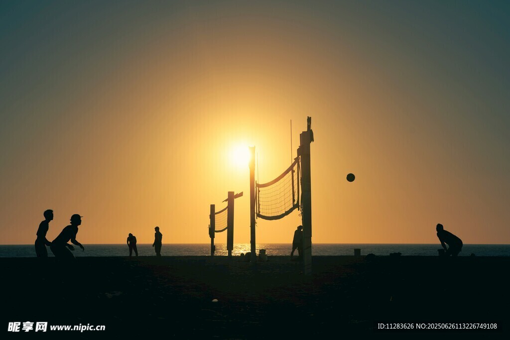 夕阳下的沙滩排球场景