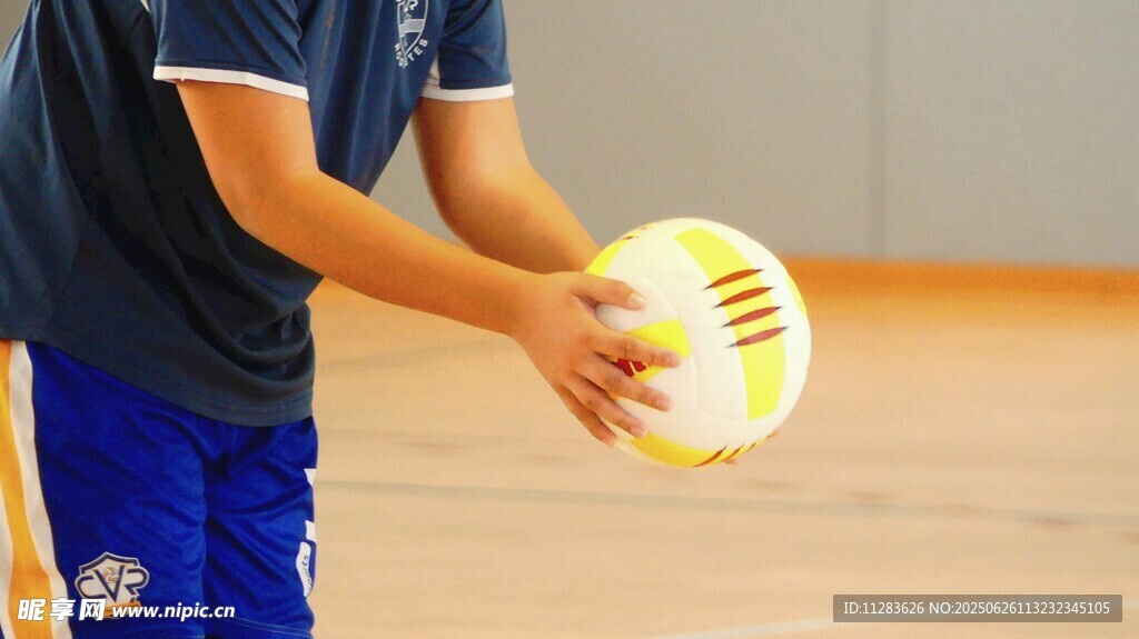 运动员双手持排球准备