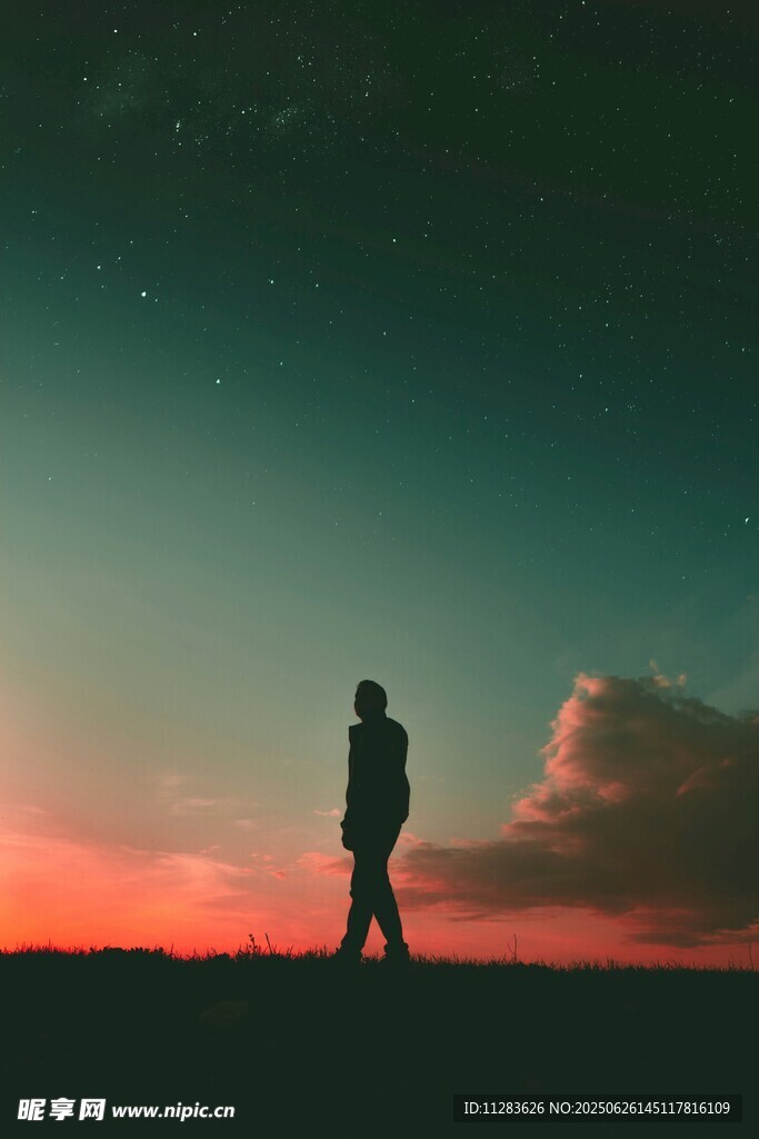 夕阳下的孤独行者