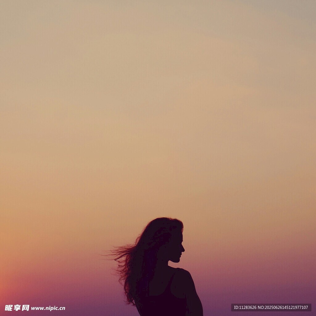 夕阳下的女性剪影