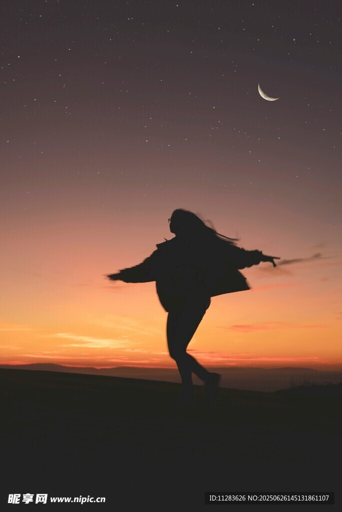 夕阳下舞者的曼妙剪影