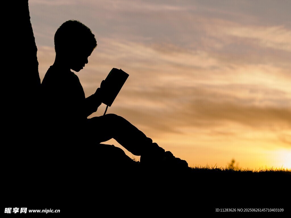 夕阳下的阅读少年