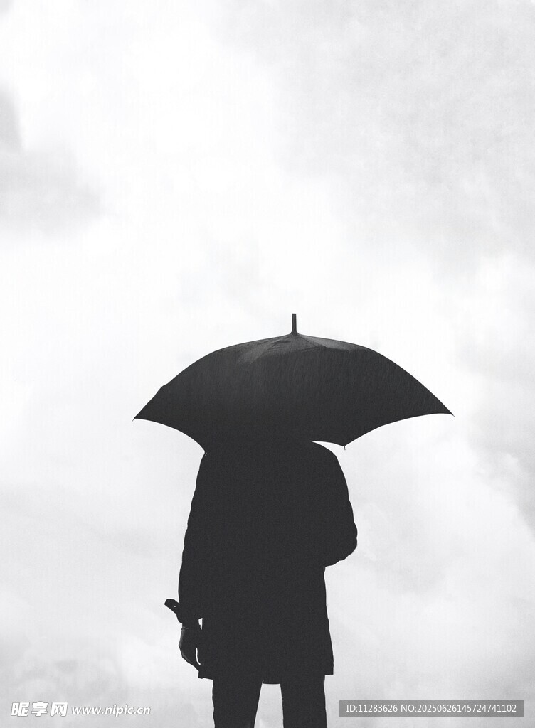 雨中撑伞独行者