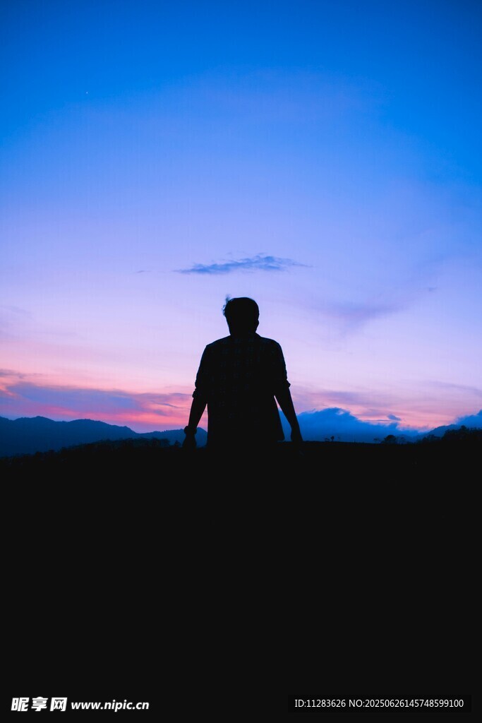 夕阳下的孤独身影