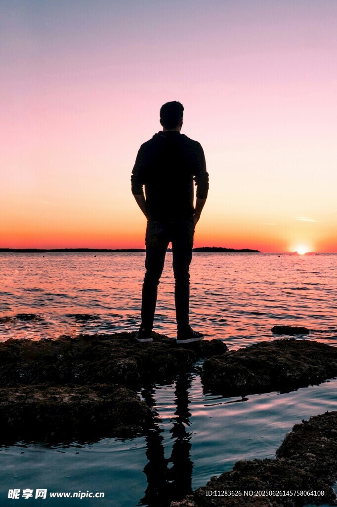 夕阳下的孤独身影