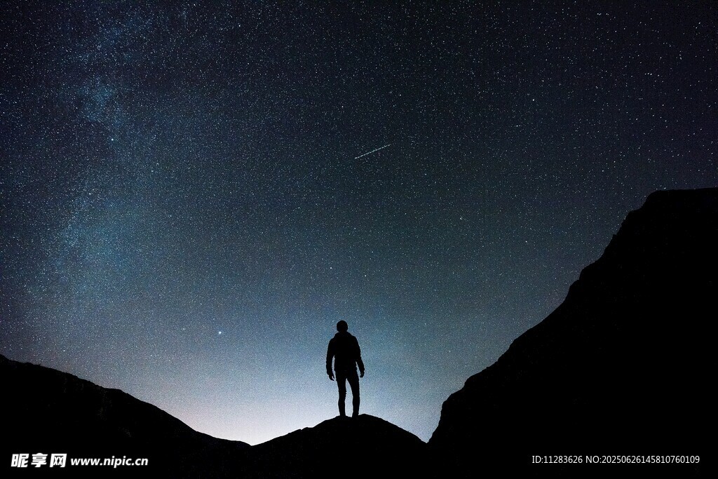 星空下的孤独身影