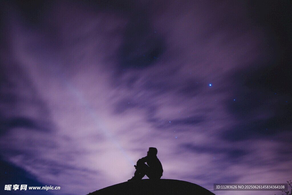 星空下的孤独身影