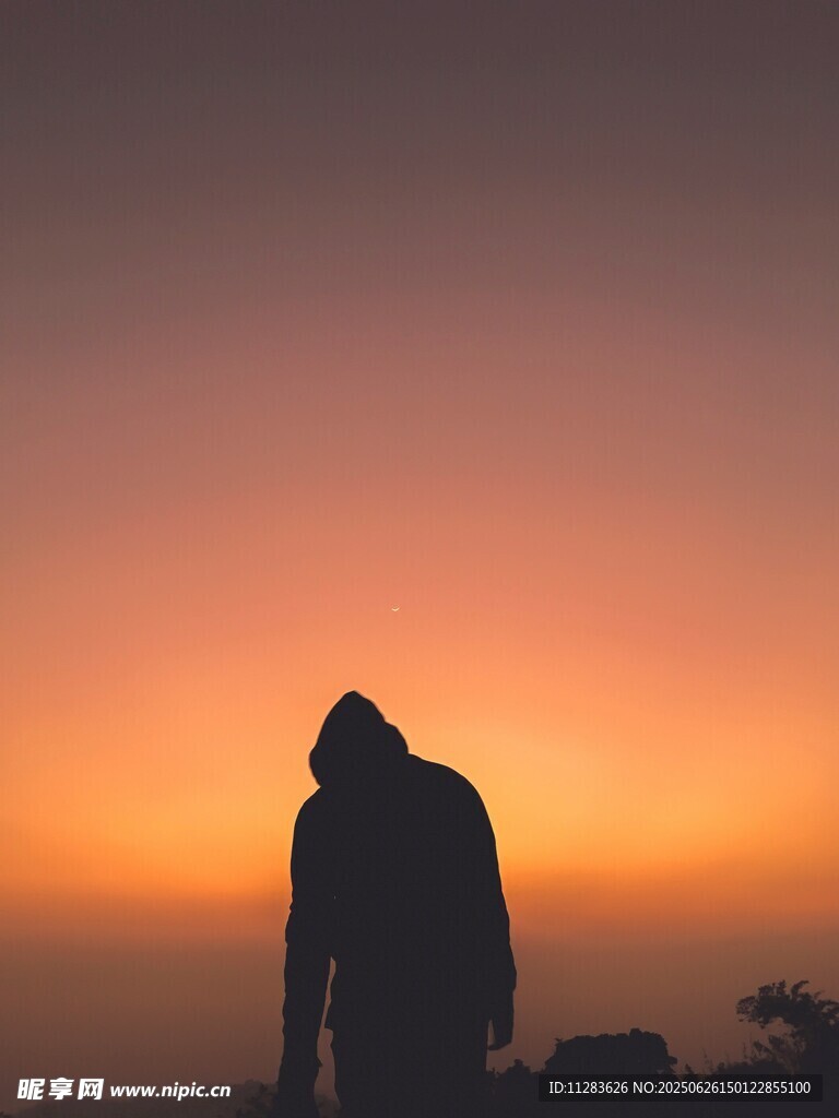 夕阳下的孤独身影
