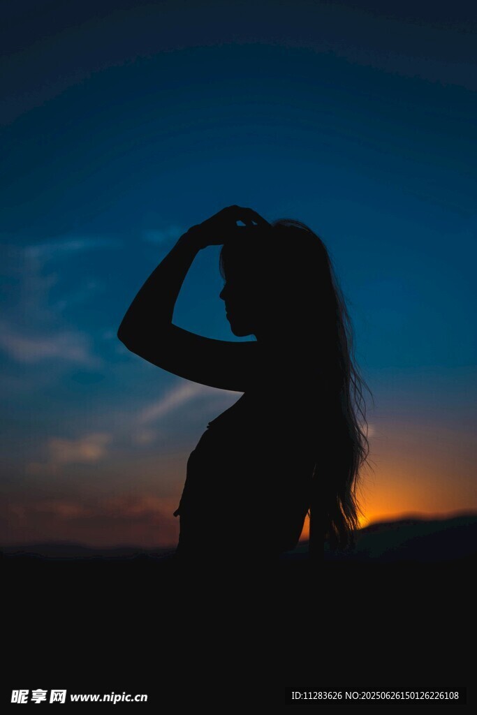 夕阳下的女性剪影