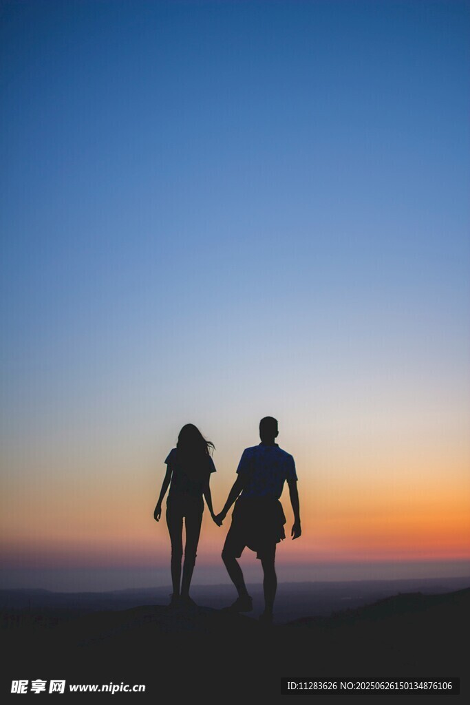 夕阳下情侣漫步的美好身影