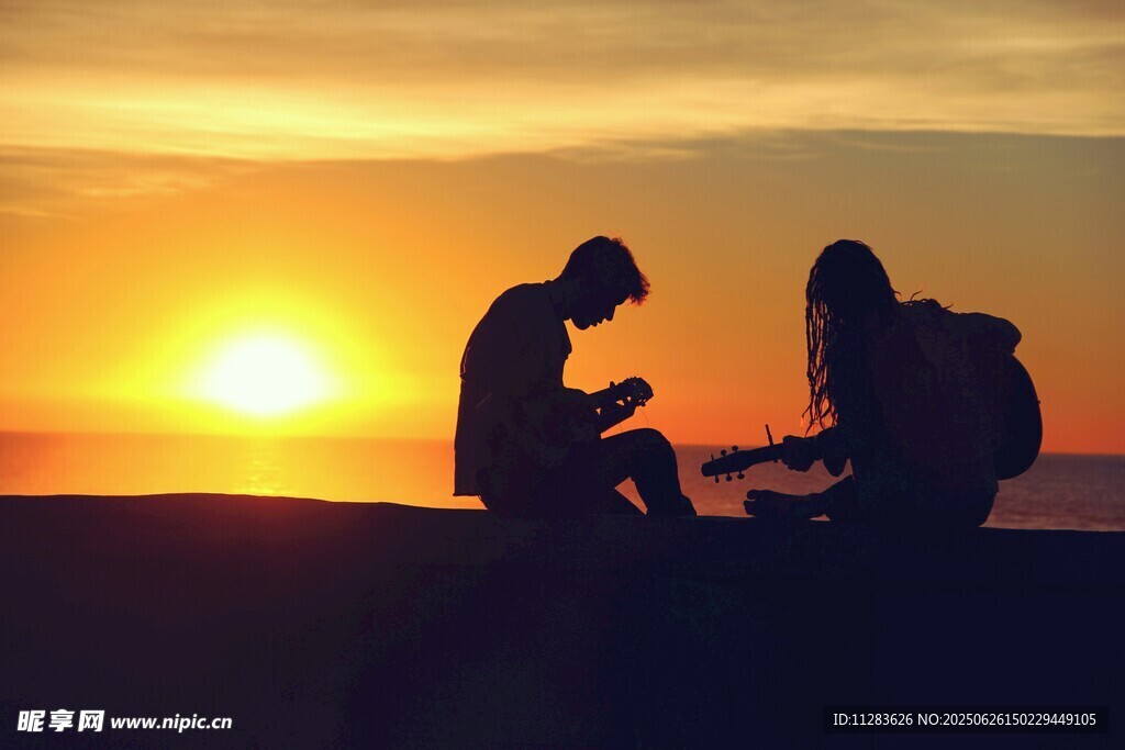 夕阳下情侣浪漫求婚场景