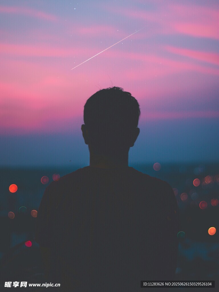 黄昏下的孤独背影