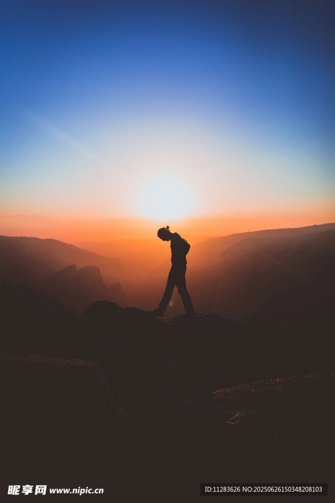 夕阳下的孤独徒步者