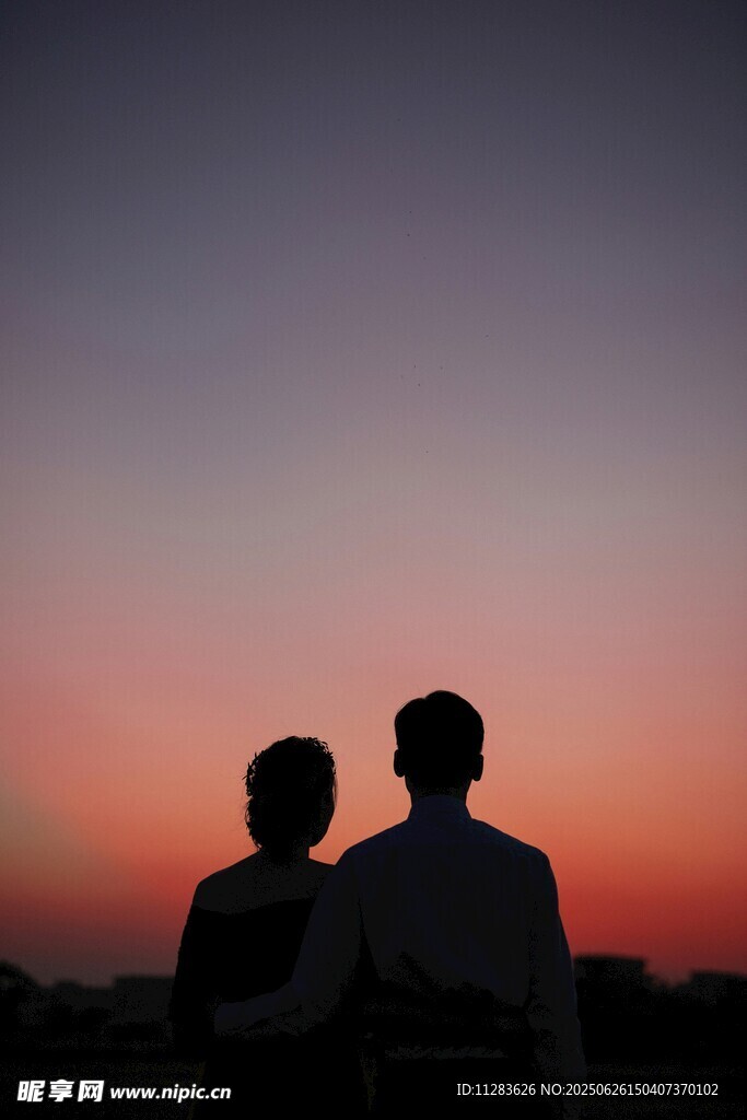 夕阳下的两人背影