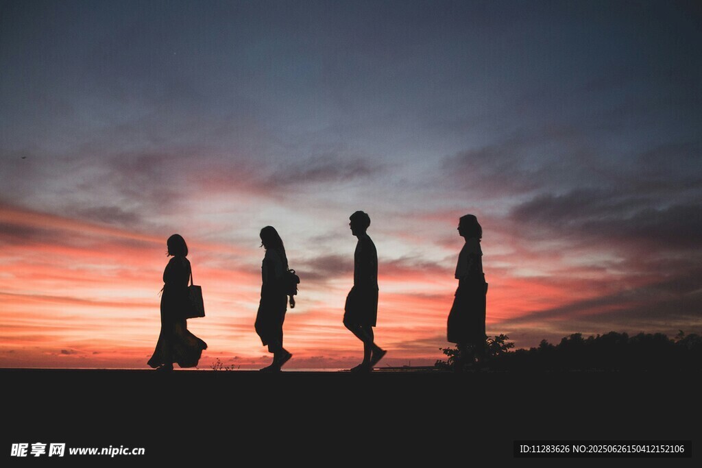夕阳下的四人漫步身影