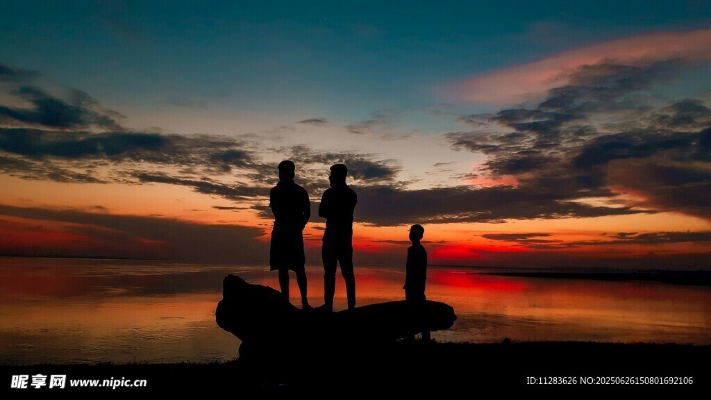 夕阳下的海边友人剪影