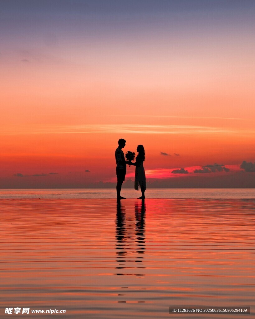 夕阳下情侣在水边浪漫相依
