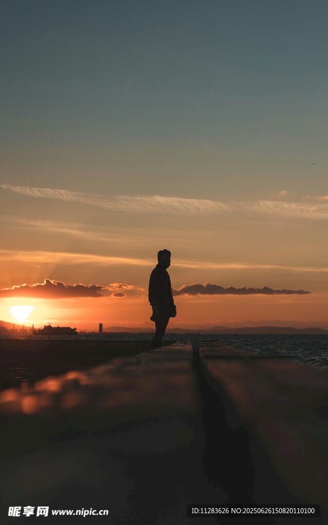 夕阳下的孤独身影