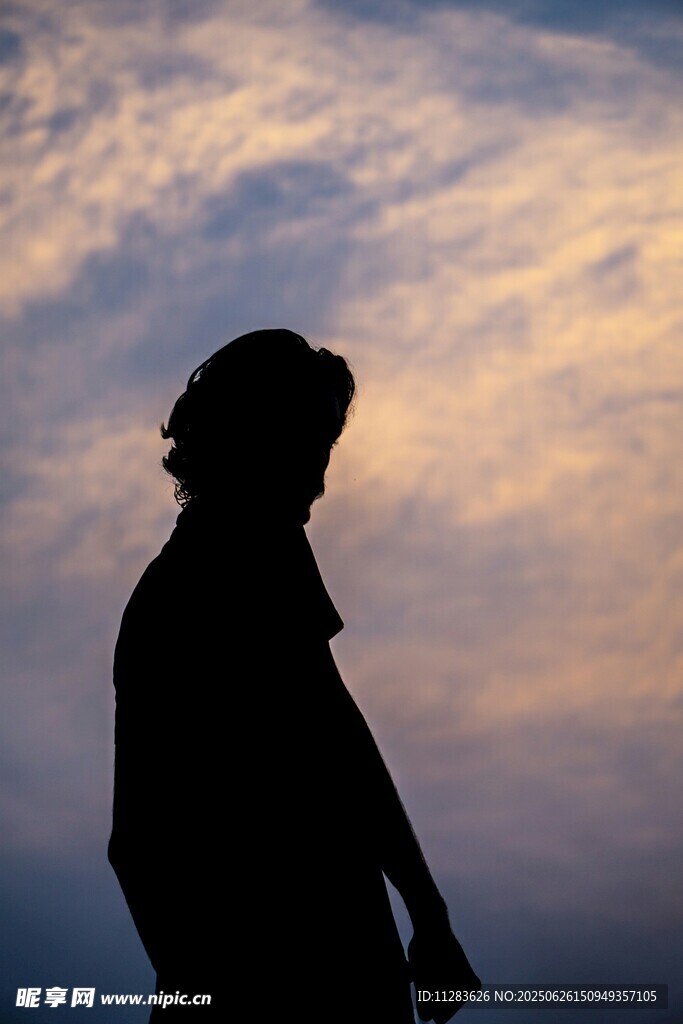 夕阳下的孤独身影