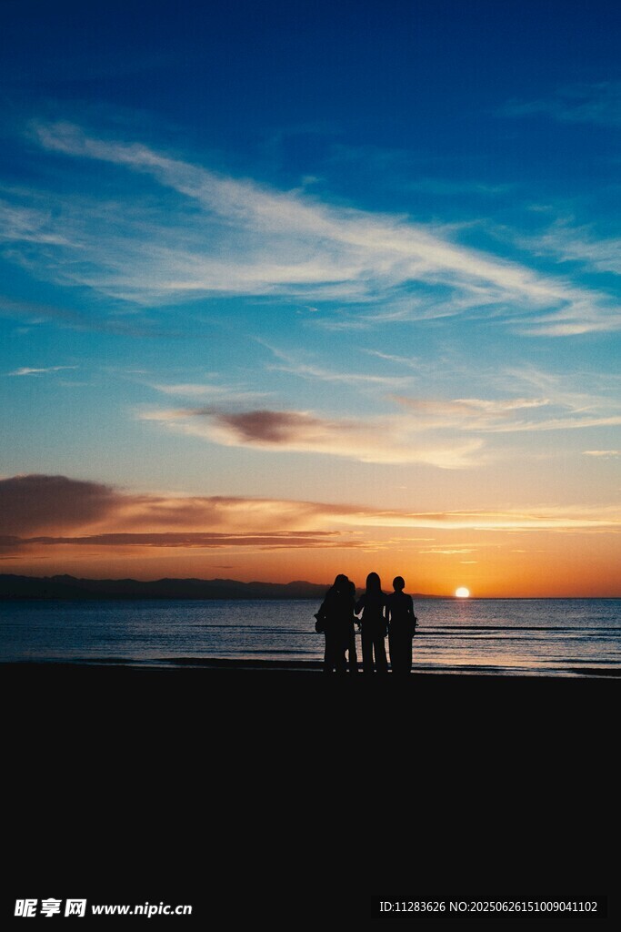 海边日落时的温馨身影
