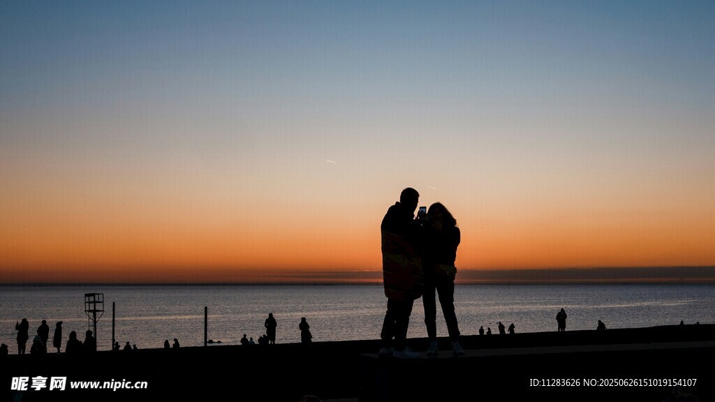 夕阳下的情侣浪漫剪影