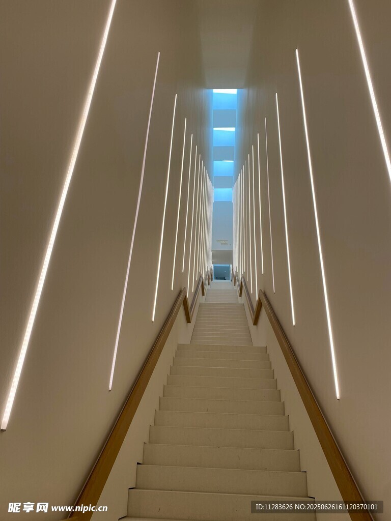 现代简约风格的明亮楼梯