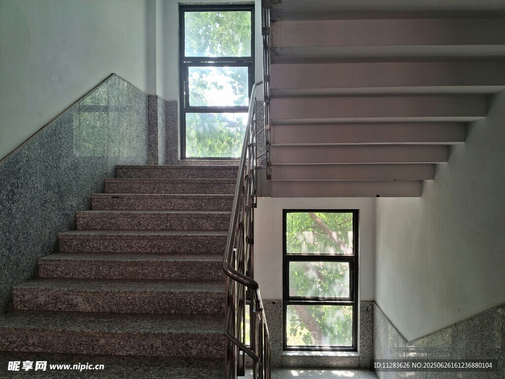 现代风格室内旋转楼梯
