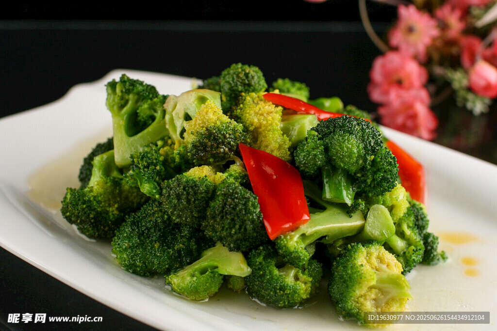 清炒西兰花配红椒