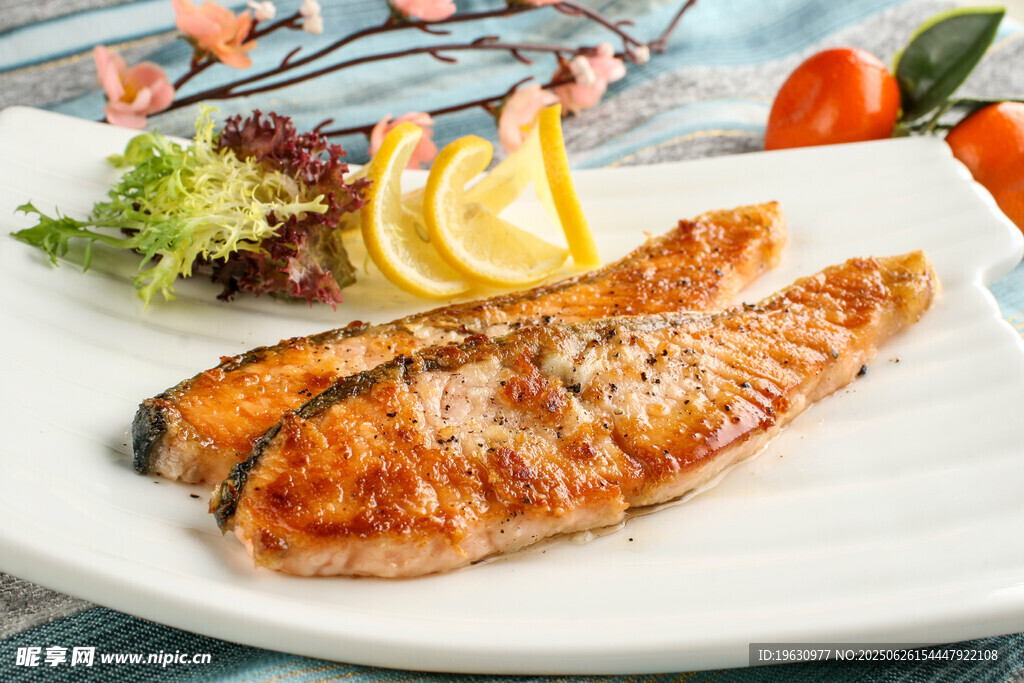 香煎三文鱼配蔬菜摆盘