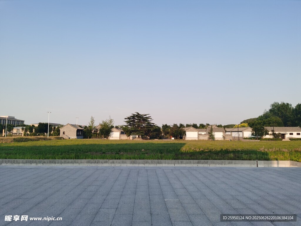 开阔广场与远处建筑景观