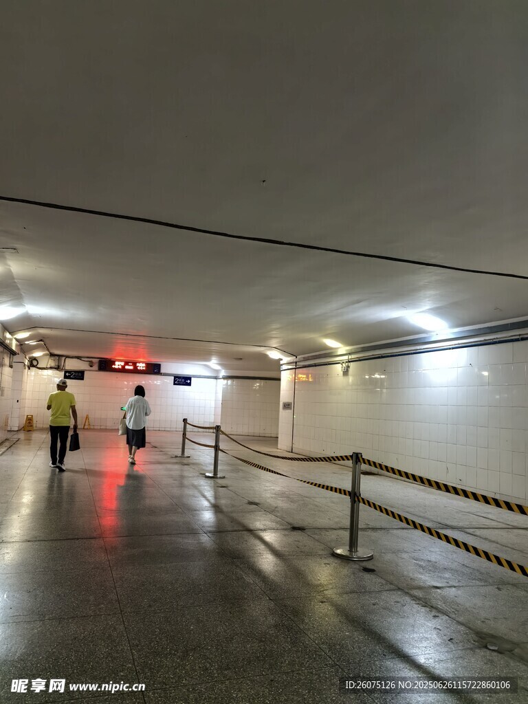 地下通道内的行人身影