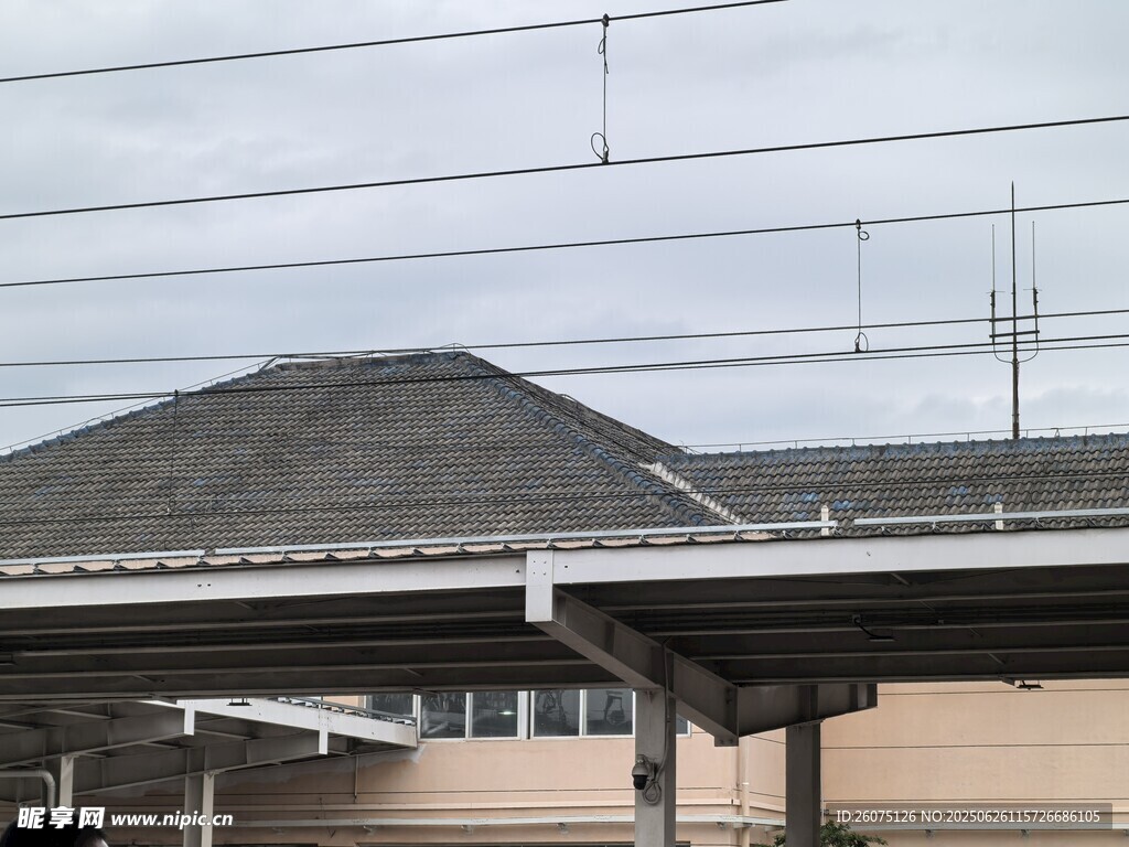高架桥下的建筑一角
