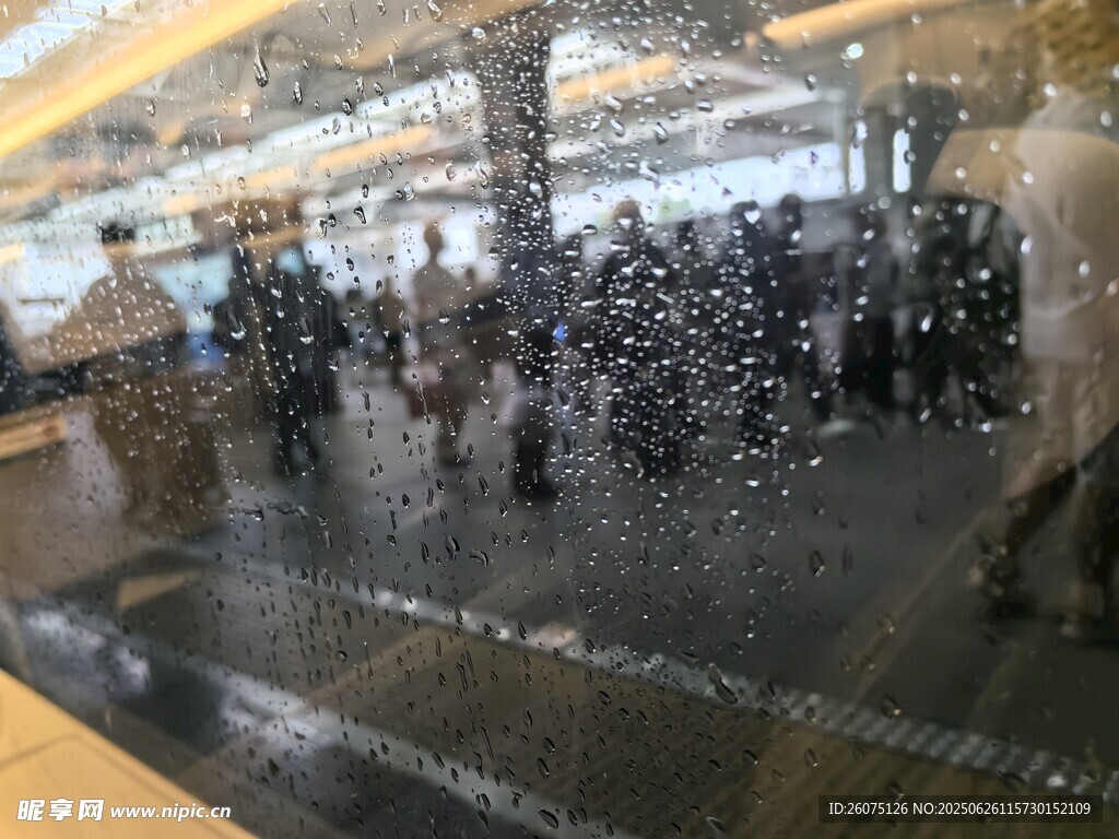 地铁站内繁忙的人流景象