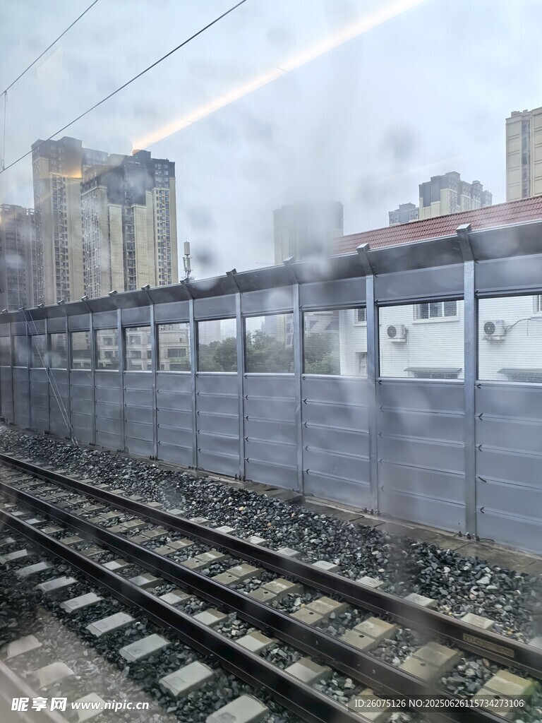 玻璃窗轨的围栏与城市建筑