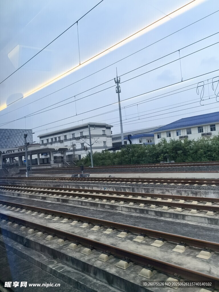 铁路轨道旁的建筑物景观