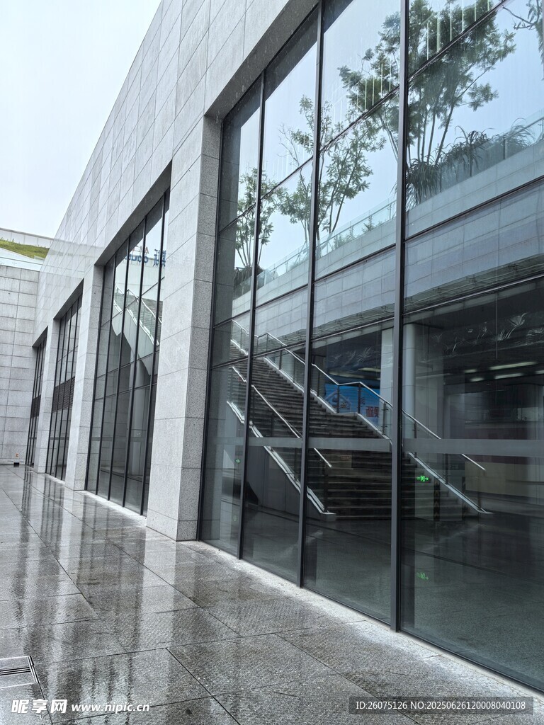 现代玻璃建筑外观