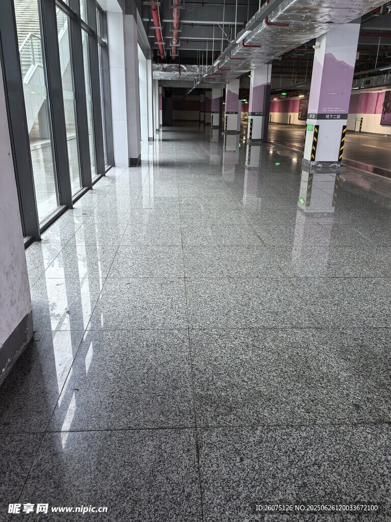 空旷明亮的室内走廊空间
