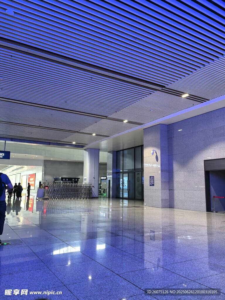 现代宽敞的室内大厅空间