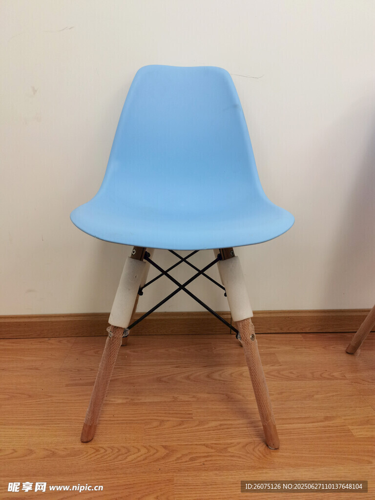 蓝色简约塑料椅