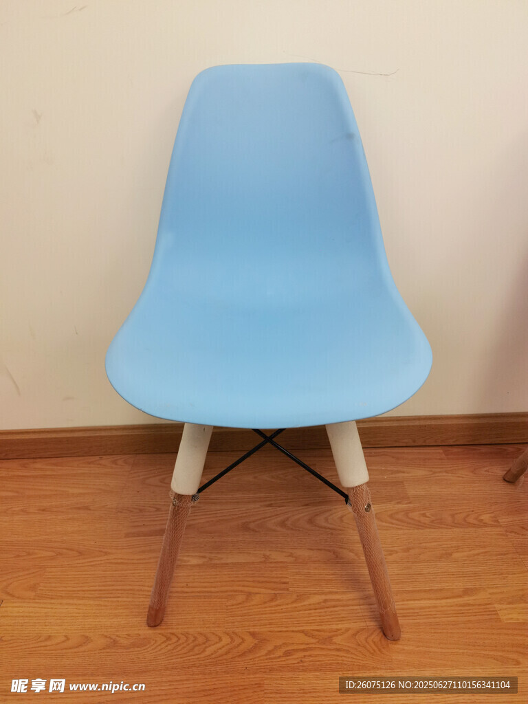 蓝色简约现代风塑料椅