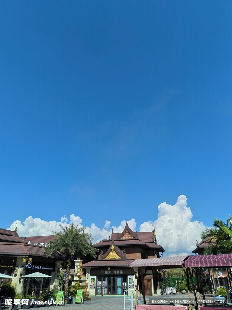 传统建筑映衬蓝天美景