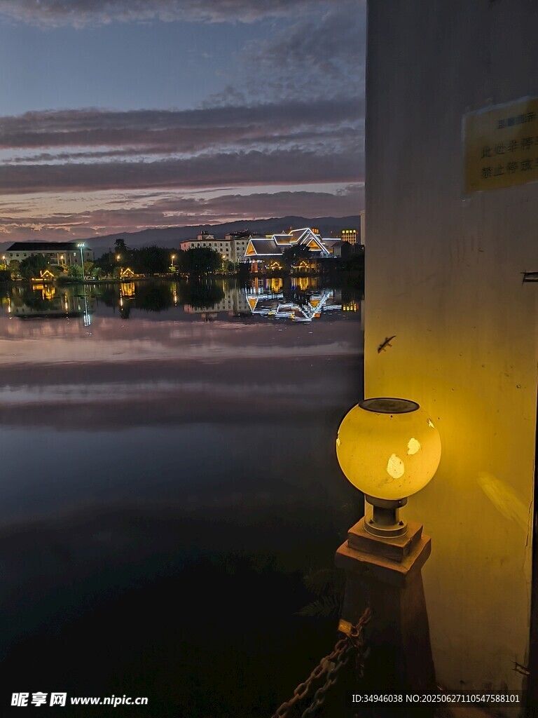 黄昏湖畔的温馨灯笼