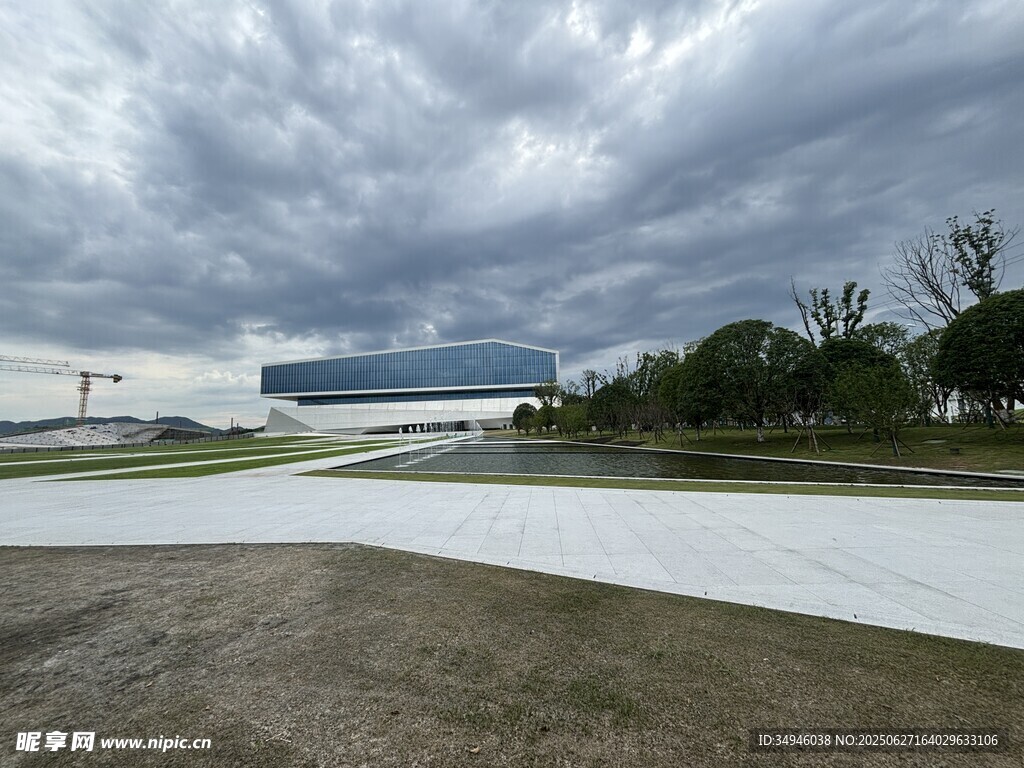 现代建筑与开阔户外景观