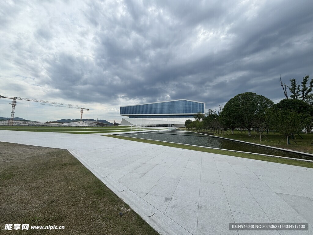 户外宽阔场地与阴沉天空