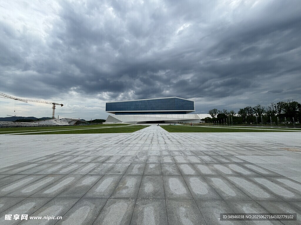 乌云下的空旷场地与建筑