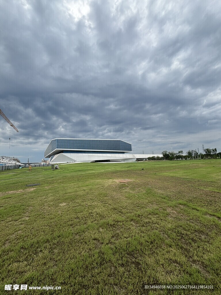 田野上的现代建筑