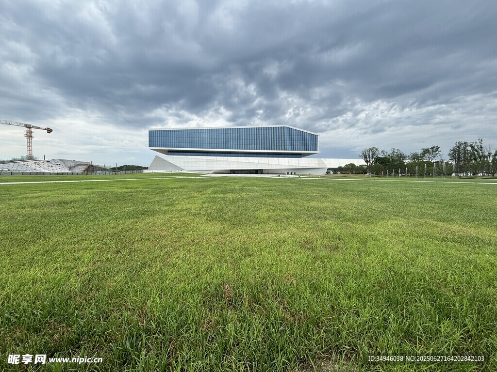 草原上的现代建筑