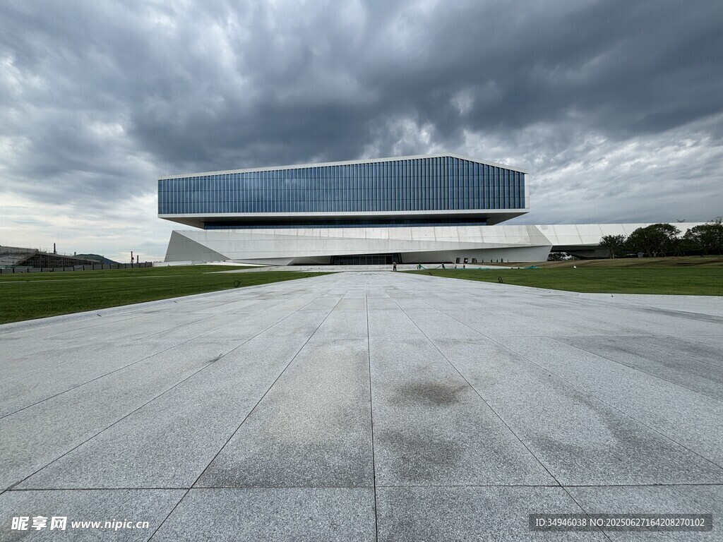 现代建筑与开阔道路景观