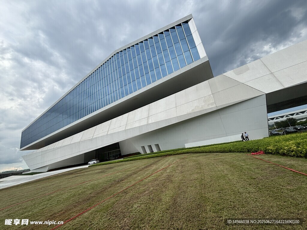 现代风格独特建筑外观