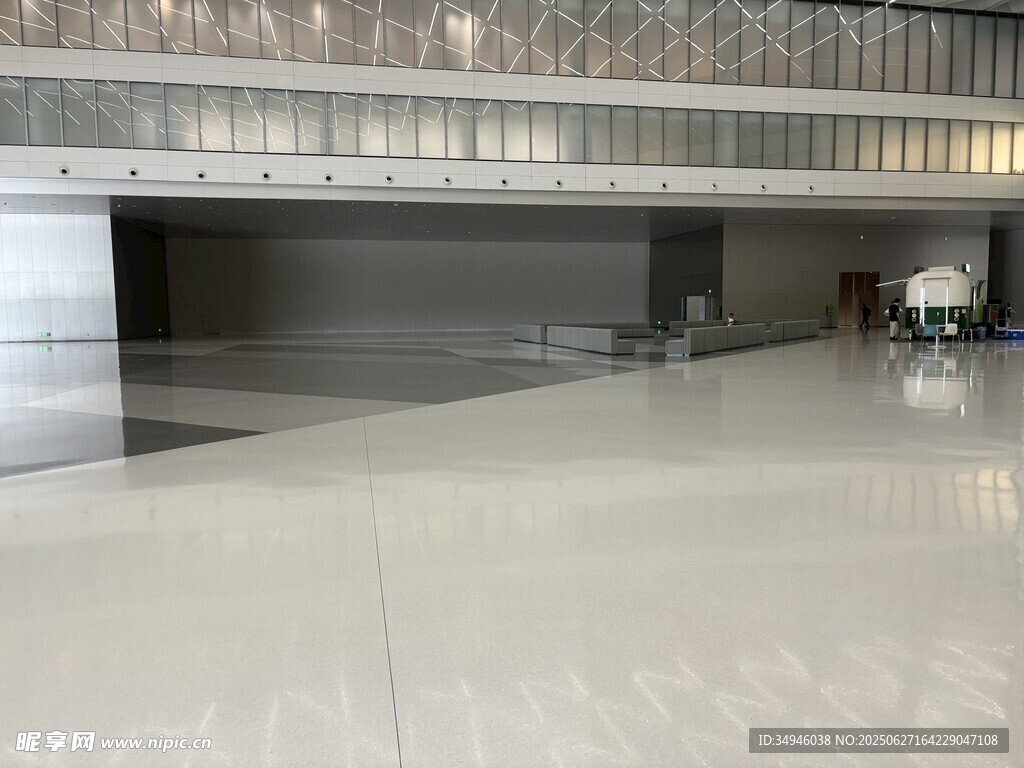 空旷现代的室内大厅空间